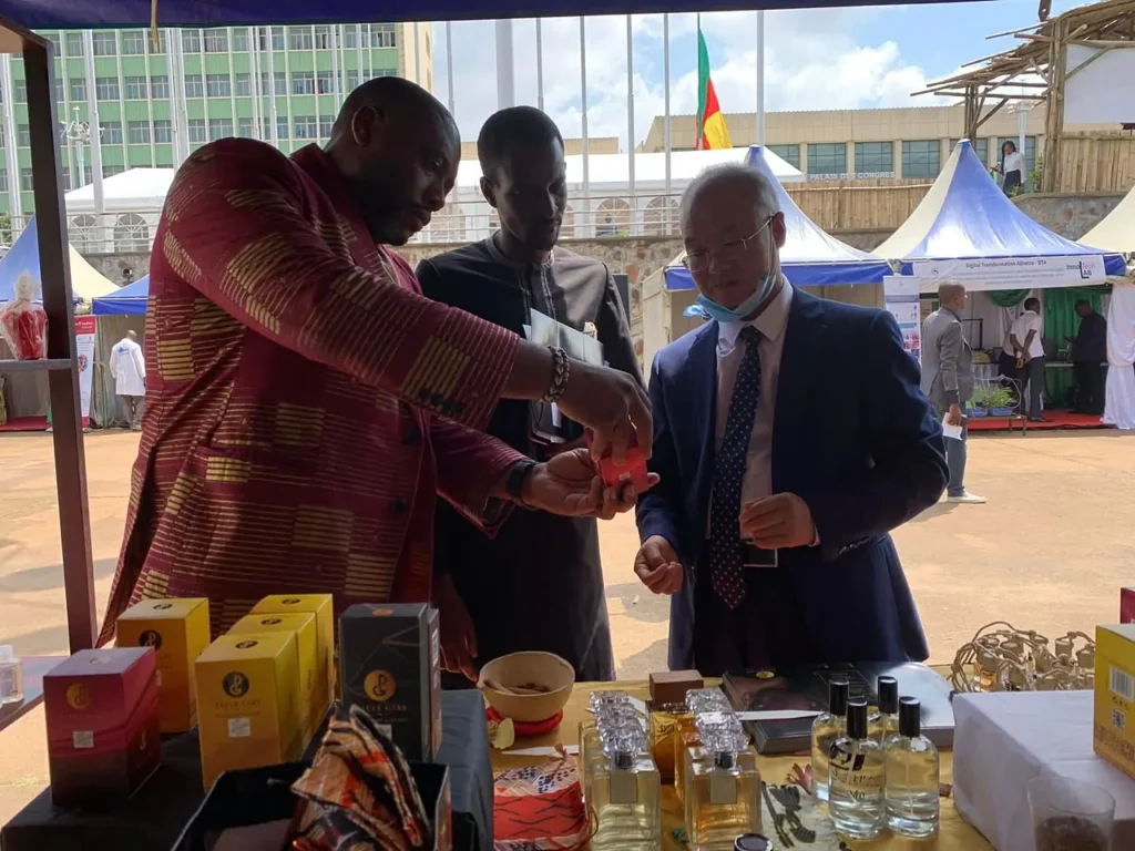 Présentation d'un parfum Paule Gaby à une délégation officielle au Palais des congrès de Yaoundé