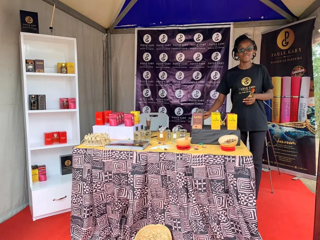 Stand Paule Gaby avec étagères de coffrets lors de la Semaine du Made in Cameroon à Yaoundé