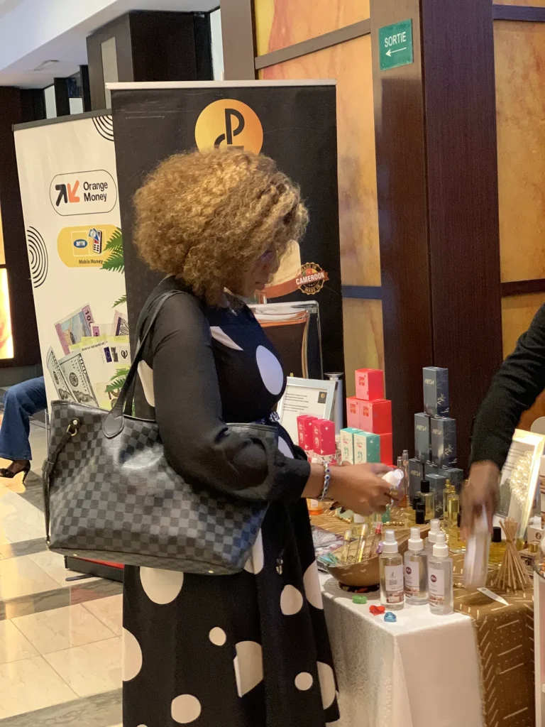 Cliente testant un parfum sur le stand Paule Gaby au MARKRYS 2026