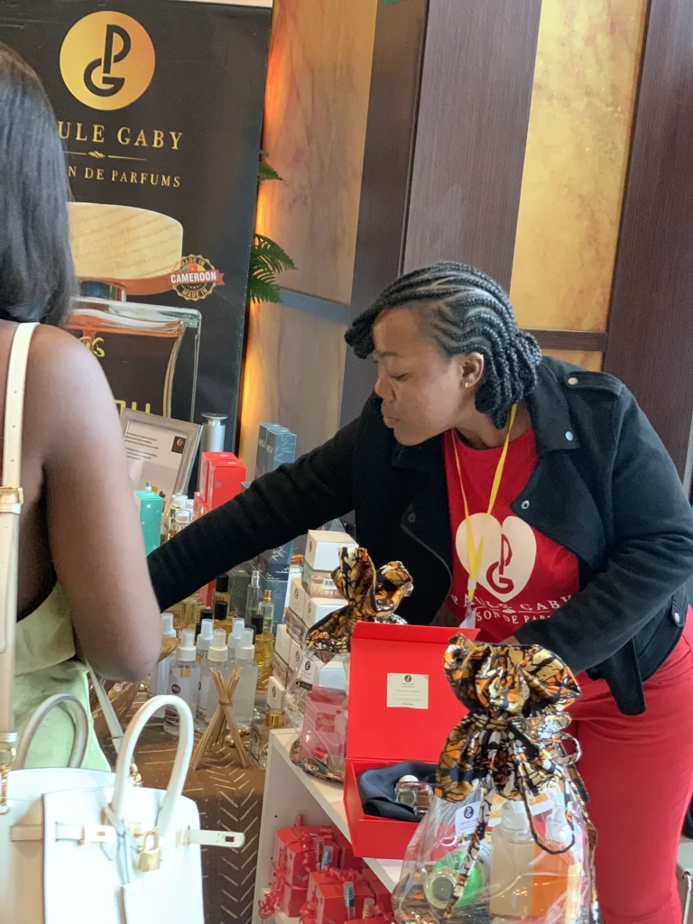 Visiteuse découvrant les coffrets cadeaux sur le stand Paule Gaby au MARKRYS