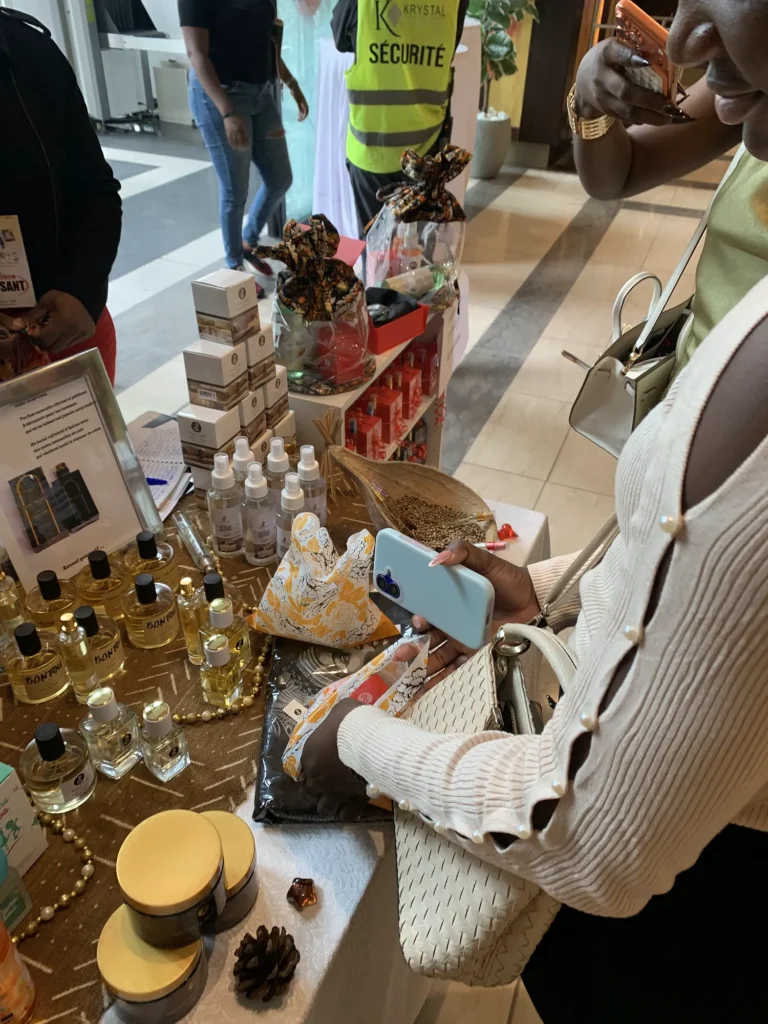 Table du stand Paule Gaby avec flacons, coffrets et accessoires parfumés au MARKRYS 2026