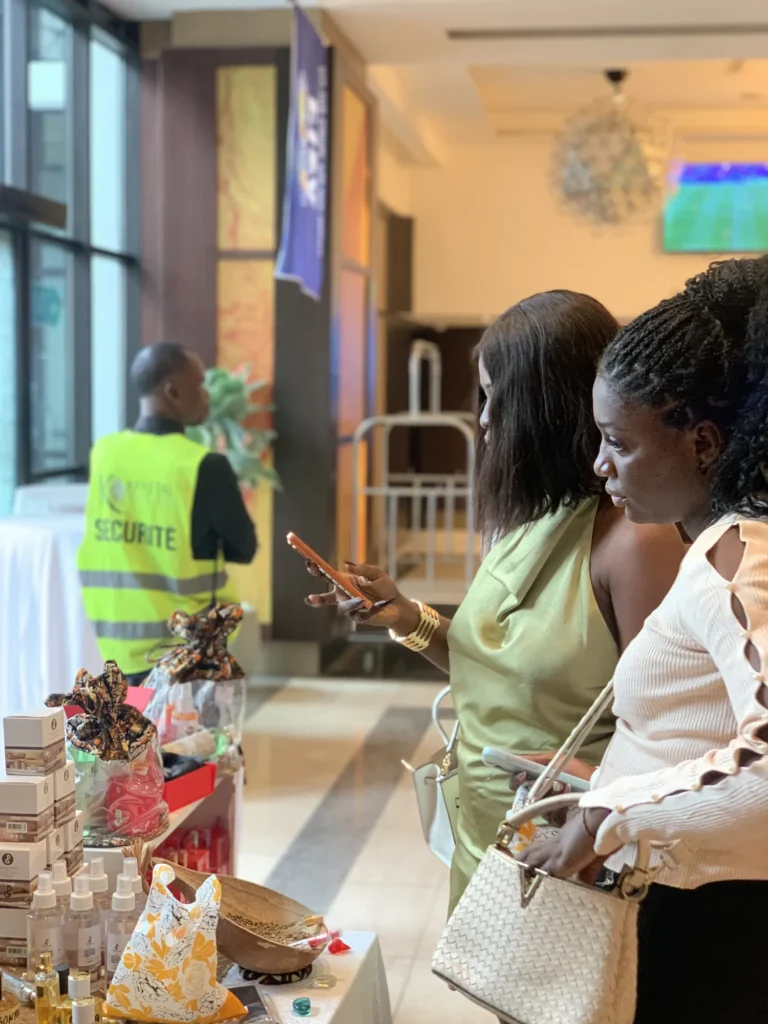 Visiteuses devant le stand Paule Gaby au Krystal Palace de Douala