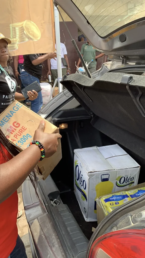 Cartons d'huile et denrées offerts par Paule Gaby à un orphelinat de New-Bell