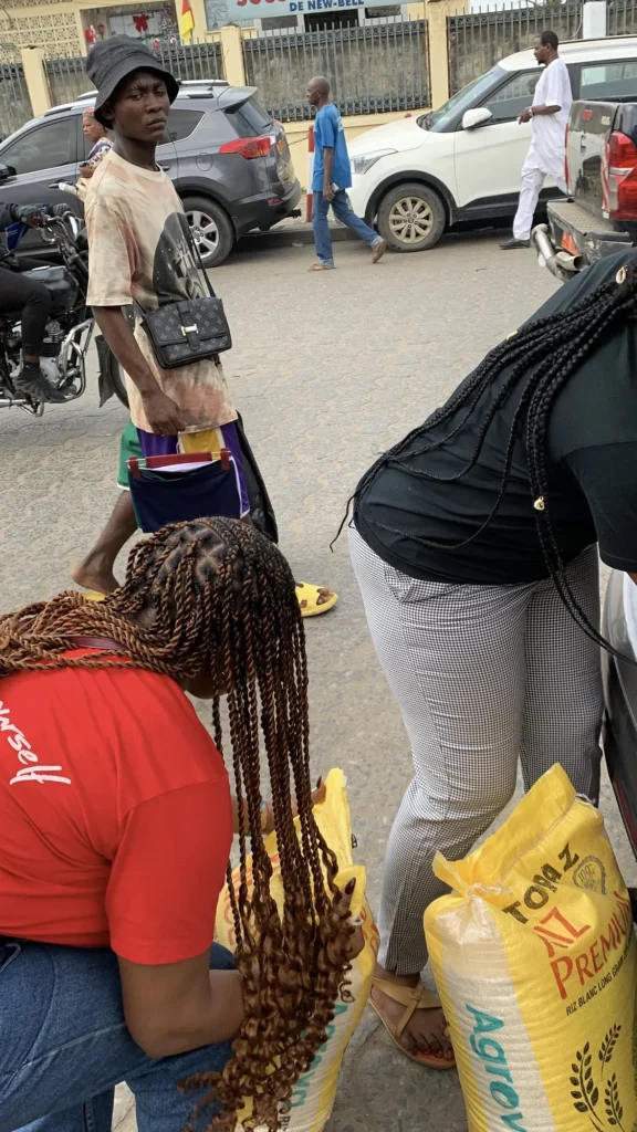 Équipe Paule Gaby transportant des sacs de riz lors de l'opération de dons