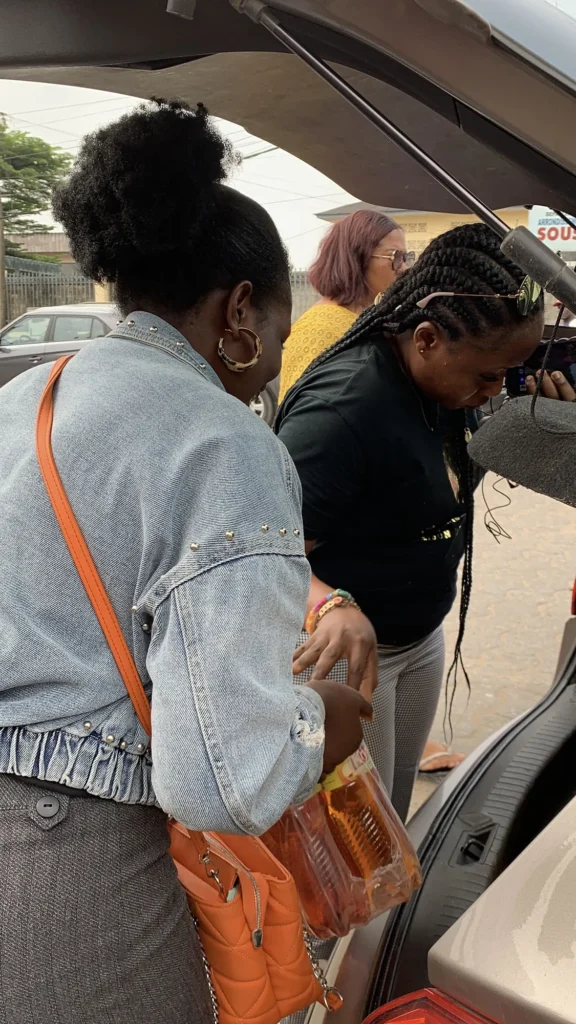Bénévoles Paule Gaby préparant les dons pour l'orphelinat