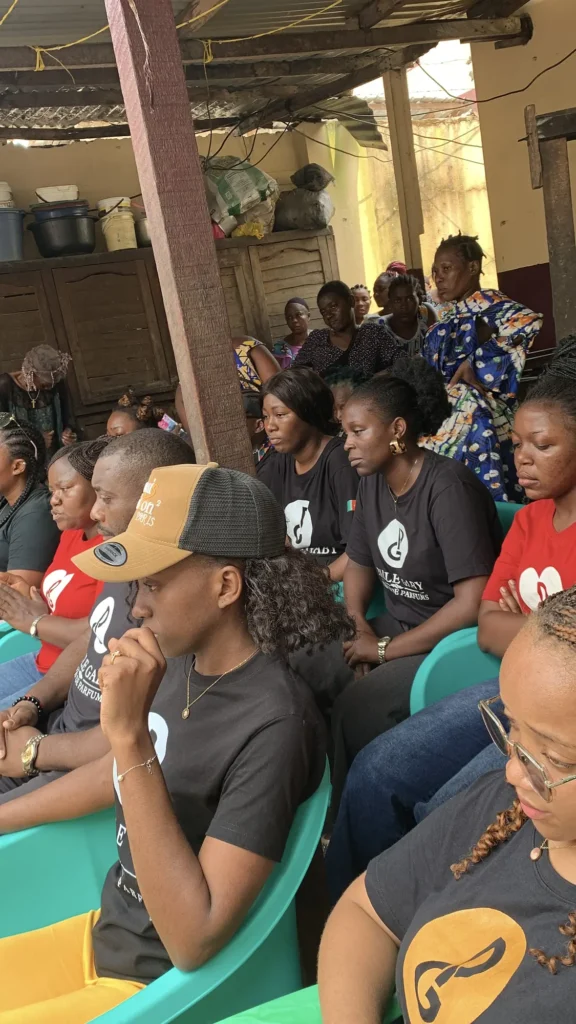 Équipe Paule Gaby en t-shirts de la maison réunie pendant la remise des dons