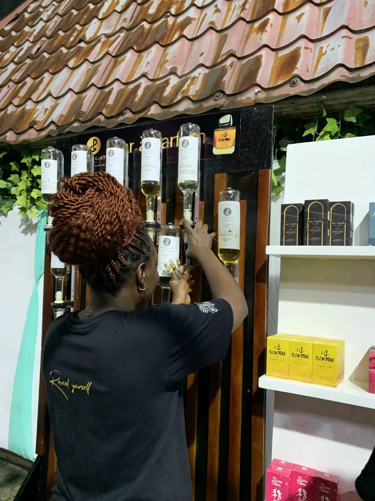 Conseillère Paule Gaby servant un parfum au bar à parfum lors de la Nuit du rire