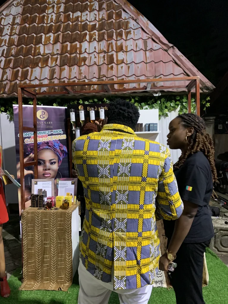 Visiteurs découvrant le bar à parfum Paule Gaby à la Nuit du rire 2024