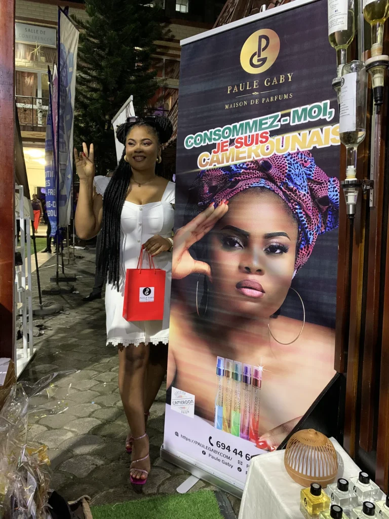 Kakémono « Consommez-moi, je suis camerounais » sur le stand Paule Gaby
