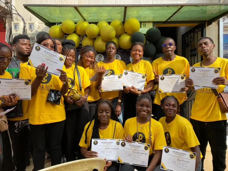 Brand Ambassadors Paule Gaby en t-shirts jaunes brandissant leurs attestations de stage