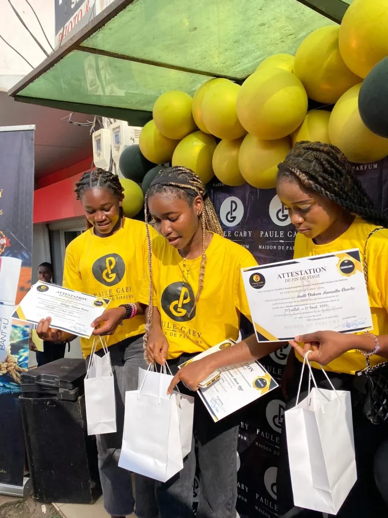Trois stagiaires Paule Gaby recevant leur attestation de Brand Ambassador