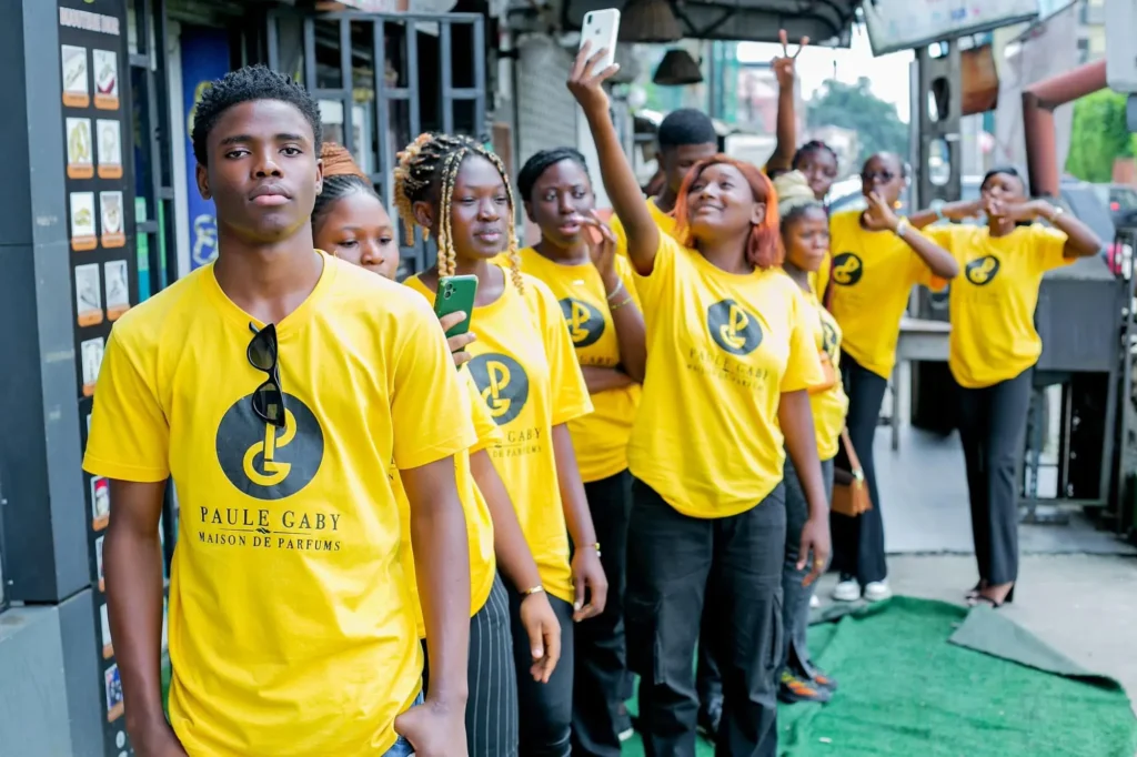 Stagiaire Paule Gaby en t-shirt jaune au premier plan d'un groupe de Brand Ambassadors