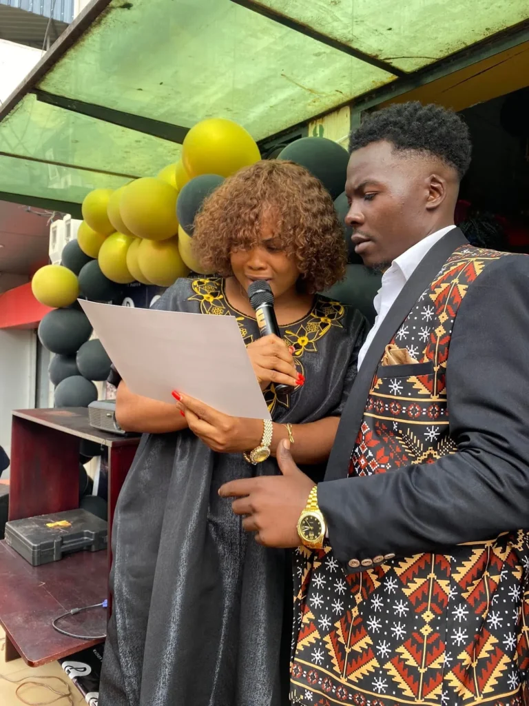Lecture d'un discours lors de la remise des attestations Paule Gaby