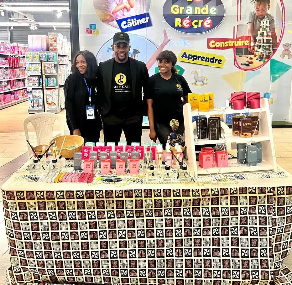Stand Paule Gaby avec étagères de parfums dans une galerie marchande